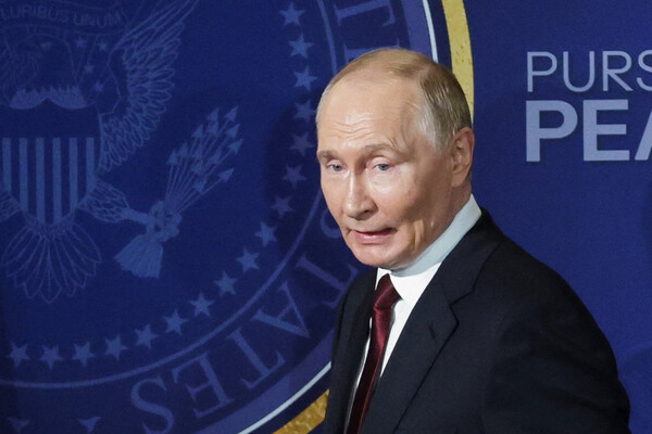 Президент РФ Владимир Путин во время пресс-конференции с президентом США Дональдом Трампом на военной базе Эльмендорф, Аляска, 16 августа 2025 года / Jeenah Moon/Reuters 