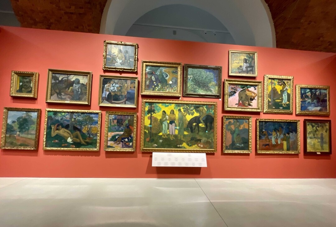 "Расположение картин в золоченых рамах бок о бок, эта очень плотная развеска в два-три яруса вызывала у современников ассоциацию с иконостасом, – продолжает Ольга Леонтьева. – Название закрепилось".