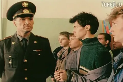 -Чао, буратины! Можете писать мне письма до востребования. Меня зовут Себастьян Перейро, торговец черным деревом. Кадр из х/ф ДМБ, реж. Р. Качанов, 2000г. Фото с просторов интернета. 