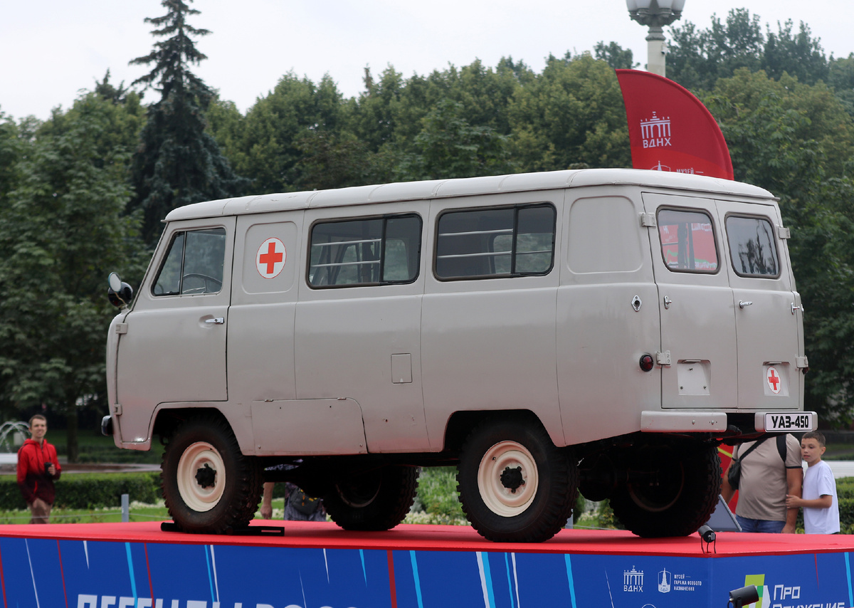 УАЗ-450 – первая "буханка". В конце января 1958 года с конвейера Ульяновского автозавода сошел первый серийный автомобиль