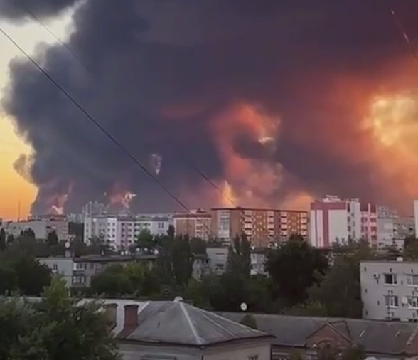   Дым от пожара на НПЗ растянулся на километры. Фото: соцсети