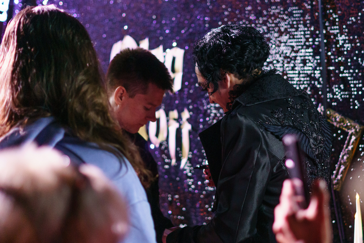 Олег Орлов у фотозоны со своими поклонниками. Фото: Необычный фотограф S.Tar