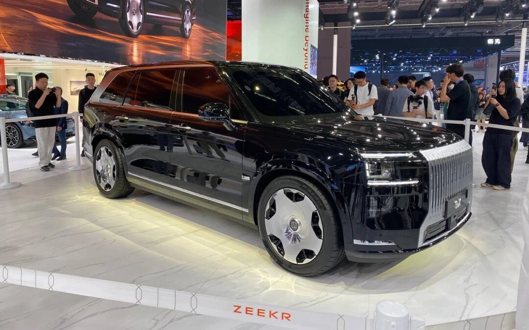 Zeekr 9X доступен как в полностью электрическом исполнении BEV, так и в гибридном PHEV.