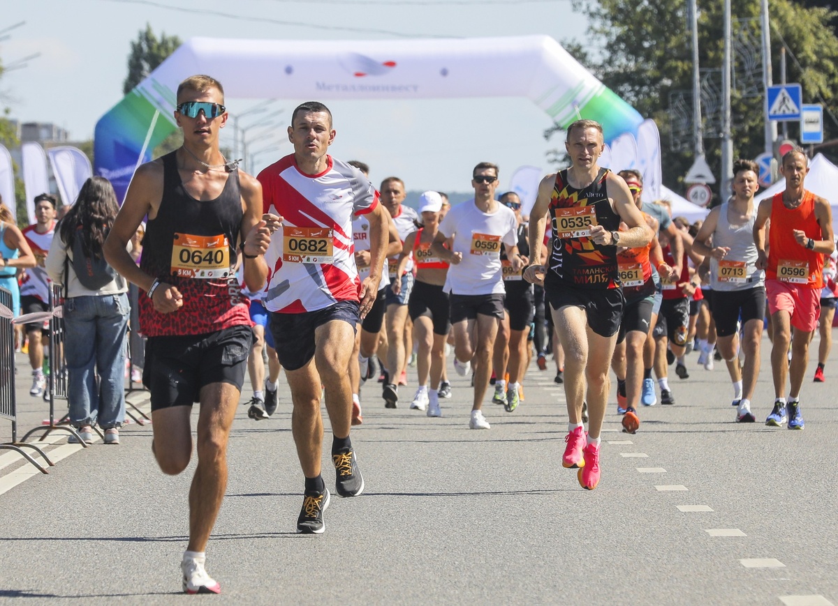 Две тысячи человек из 35 российских городов вышли на старт Оскольского полумарафона