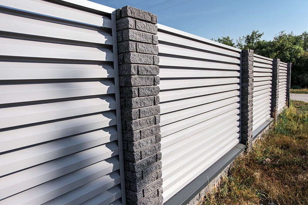 Забор для дома с ламелями жалюзи