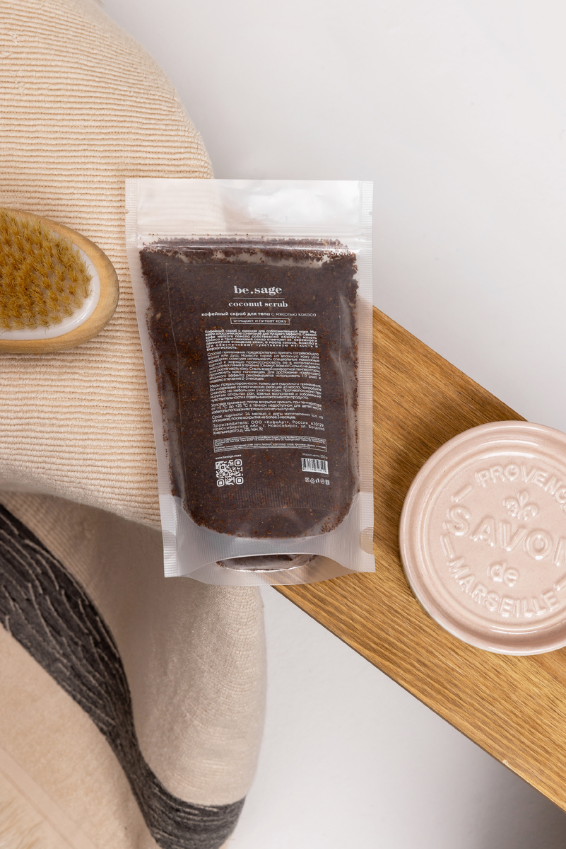 На фото: кофейный скраб с мякотью кокоса be.sage