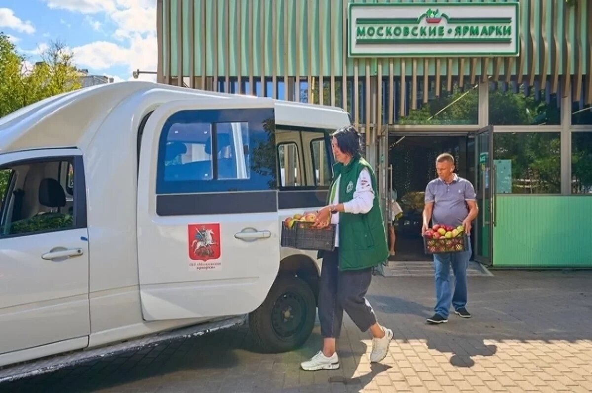    К Яблочному Спасу фермеры московских ярмарок передали фрукты бойцам СВО