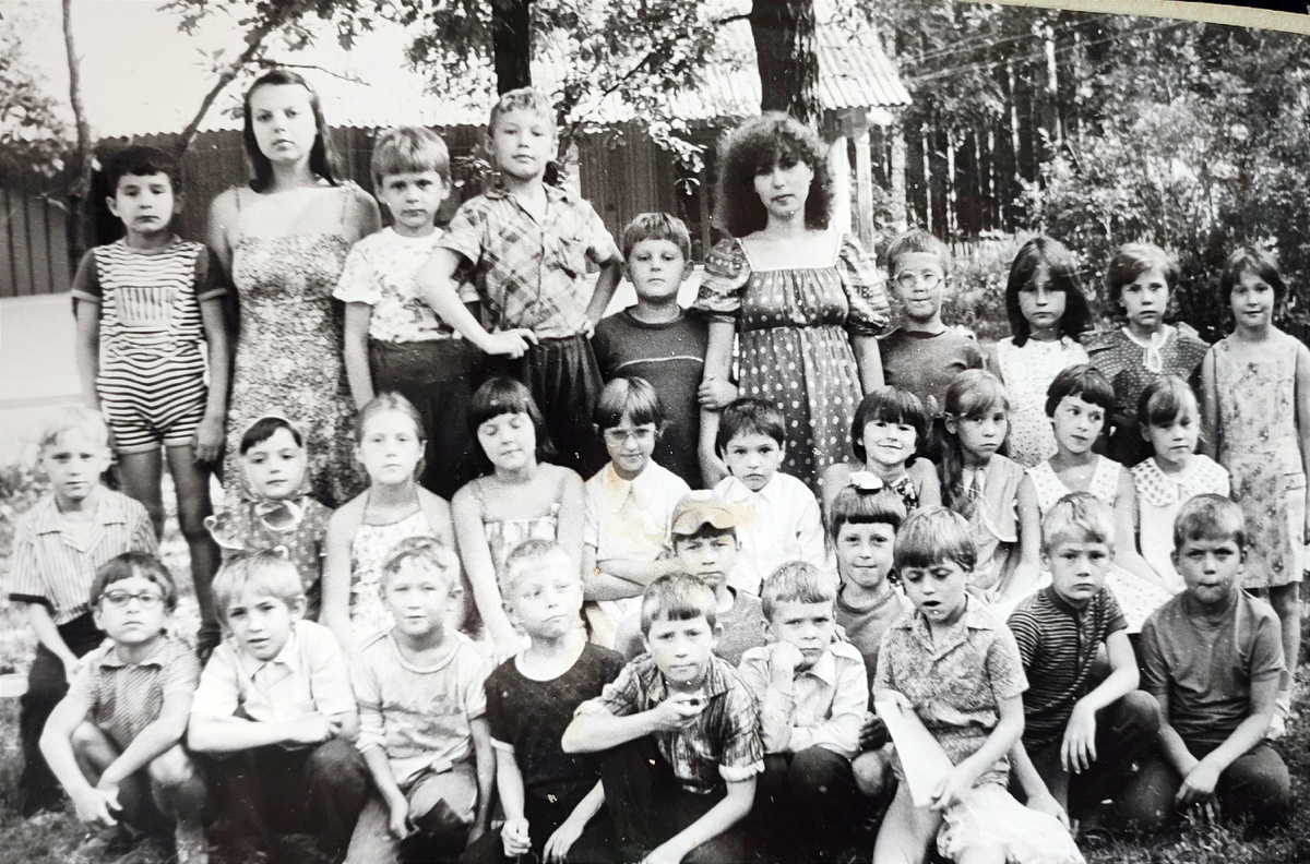 Фото автора. Это пионерский лагерь в Ульяновской области "Орлёнок". Меня постоянные читатели наверное найдут. Платье это я шила сама. Потом по этой выкройке много лет шила костюмы для танцевального коллектива. Выкройка  универсальная, безразмерная