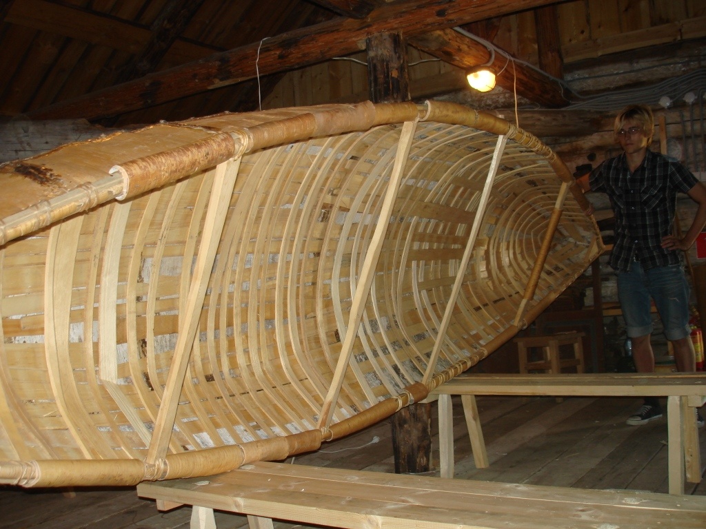 Берестяной каяк (изготовлен мастером по бересте А.Шутихиным)