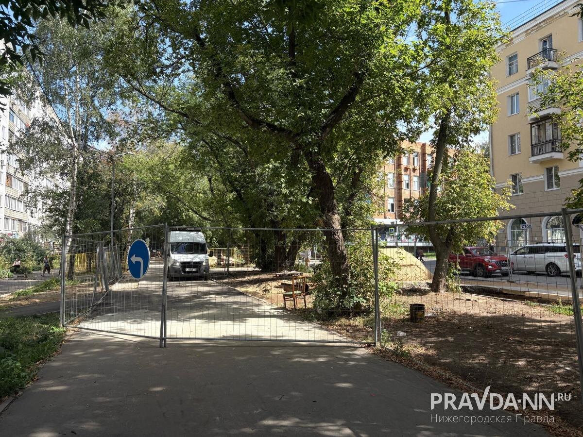    Вот уже несколько месяцев в районе дома №184 по улице Максима Горького идут дорожные работы