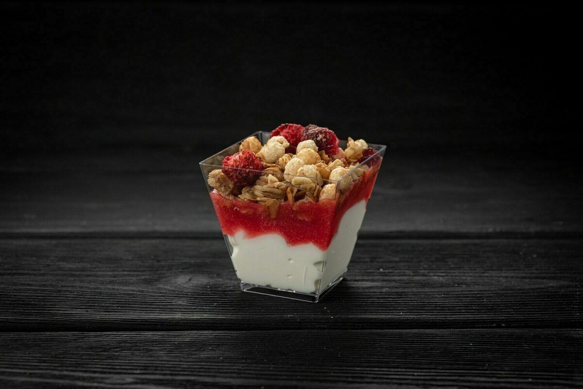 Йогурт с гранолой и клубничным муссом от «Снэко Кейтеринг» за 1 700 ₽