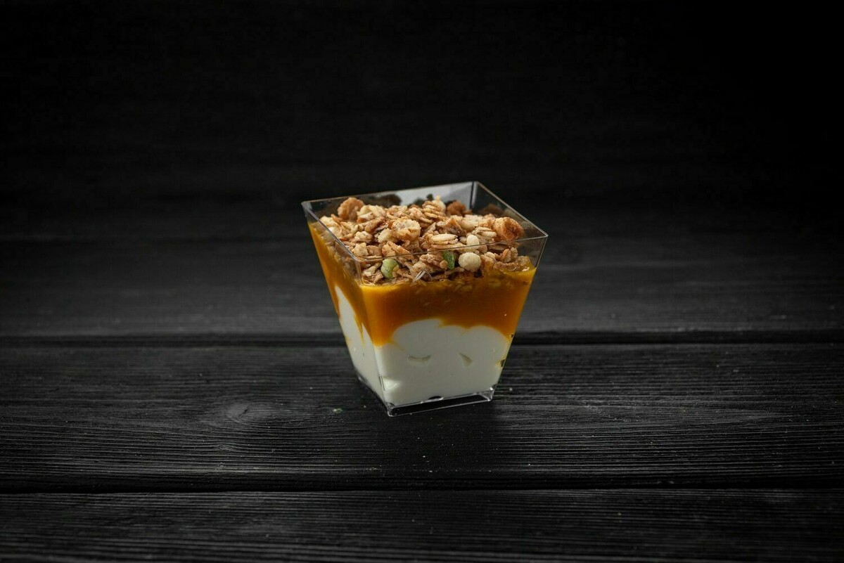 Йогурт с манговым муссом и гранолой от «Снэко Кейтеринг» за 1 700 ₽