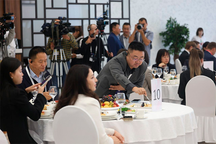    Незнание России и Китая друг о друге стало одной из главных тем сегодняшнего делового завтрака на форуме «РОСТКИ: Россия и Китай — взаимовыгодное сотрудничество».   
Фото: Андрей Титов