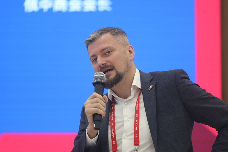    Важно выстраивать «гуанси» (то есть связи) с Китаем, но тут есть своя специфика, обратил внимание председатель Российско-Китайской гильдии коммерции Павел Кипарисов.   
Фото: Андрей Титов