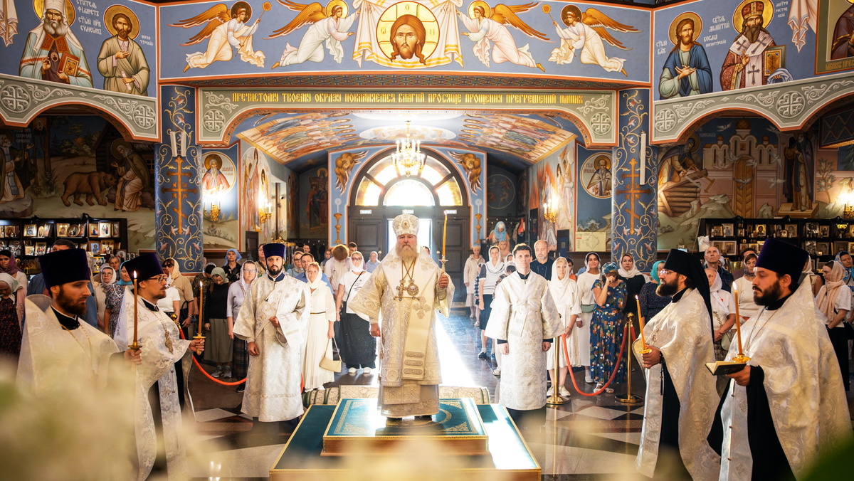    Яблочный Спас - сотни сургутян пришли на службу с митрополитом в Храм Преображения Господня