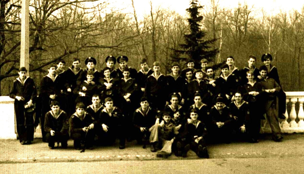 Слева направо верхний ряд: макаркин, науменко, чёрный, рябцев, анохин, гостев, мирошниченко, валиев, кралько, ручкин, цыванюк, алейников, рябцев, ануфриев, станиславчик, павлов, уланов, занько, андреев, николаев, вор мещер, никитин, малюгин, иванов. нижний ряд: зотов, зайцев, горелов, панасенков, снетков, василега, лундин, самченко, сергеев, лайшев, гарибян, филлипов.