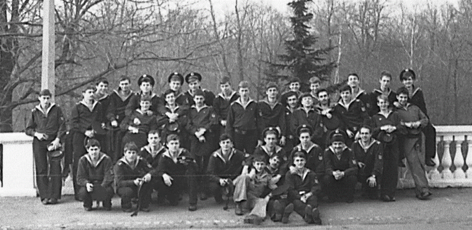 Слева направо верхний ряд: макаркин, науменко, чёрный, рябцев, анохин, гостев, мирошниченко, валиев, кралько, ручкин, цыванюк, алейников, рябцев, ануфриев, станиславчик, павлов, уланов, занько, андреев, николаев, вор мещер, никитин, малюгин, иванов. нижний ряд: зотов, зайцев, горелов, панасенков, снетков, василега, лундин, самченко, сергеев, лайшев, гарибян, филлипов.