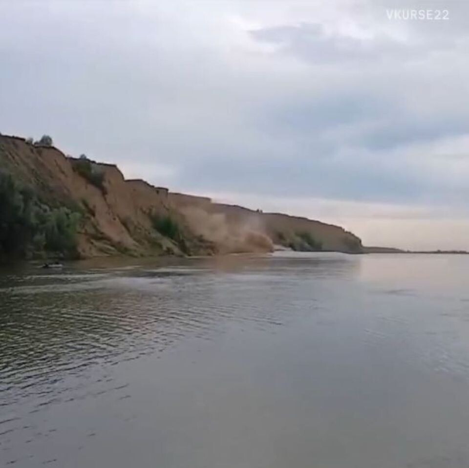    Огромная волна накрыла берег в Калманском районе. Источник: "Типичный Алейск" / Vk.com