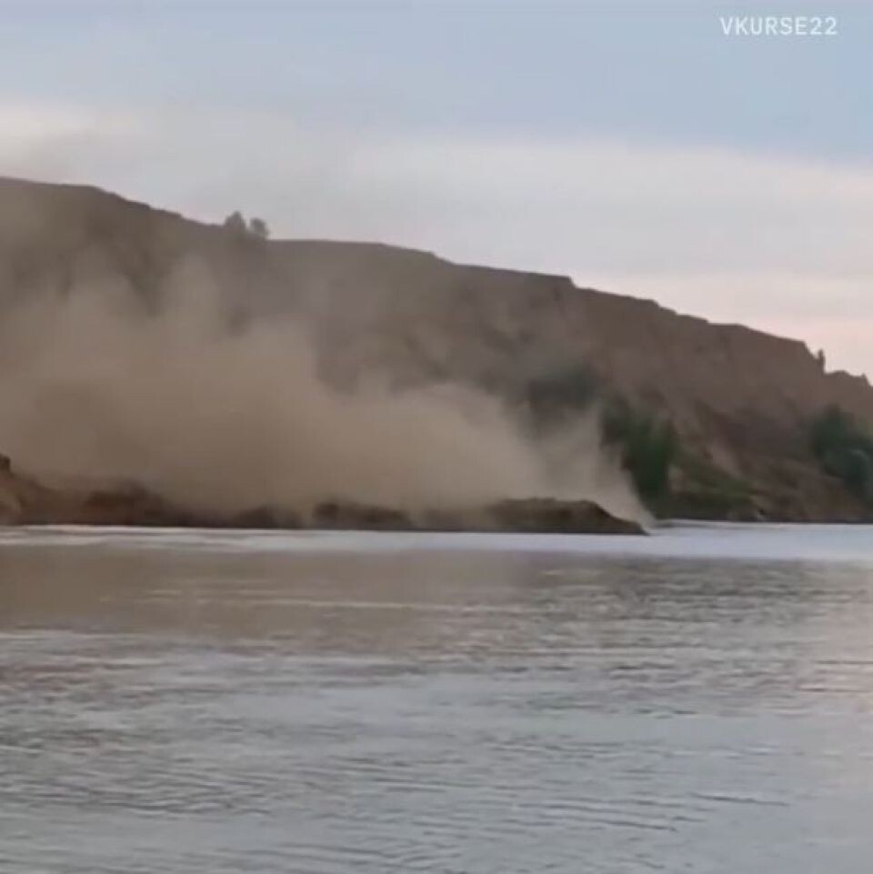    Огромная волна накрыла берег в Калманском районе. Источник: "Типичный Алейск" / Vk.com