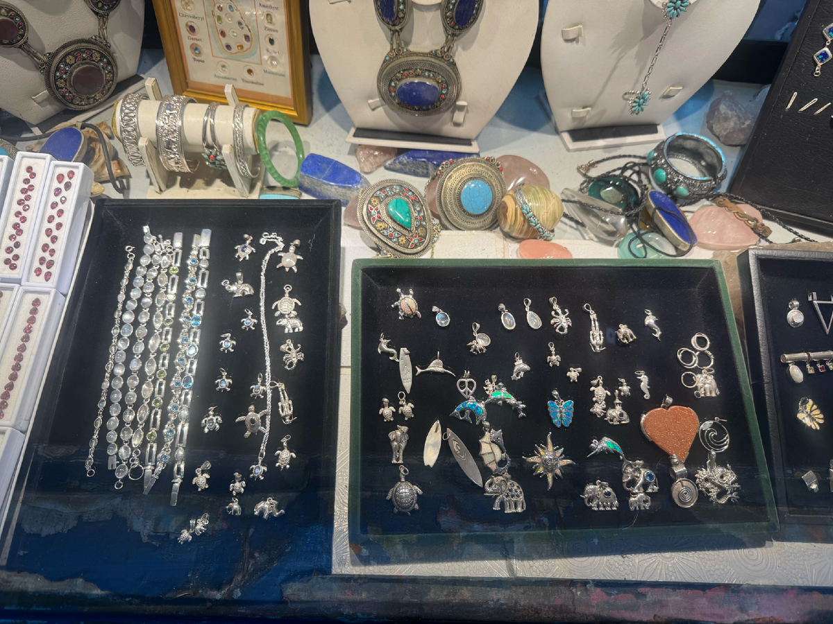 Пример украшений, которые продают "на улице"