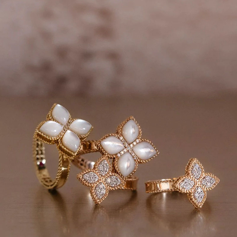 Кольца Roberto Coin Princess Flower из розового и белого золота с бриллиантами, перламутром и рубинами