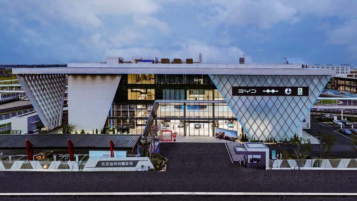    BYD открыл в Китае уникальный автодром для электромобилей