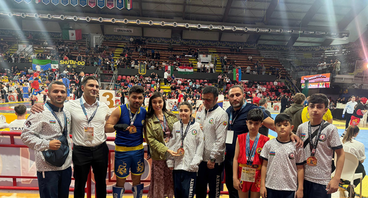 Амина Алиева с тренером Бабеком Алиевым (в центре) и членами азербайджанской делегации