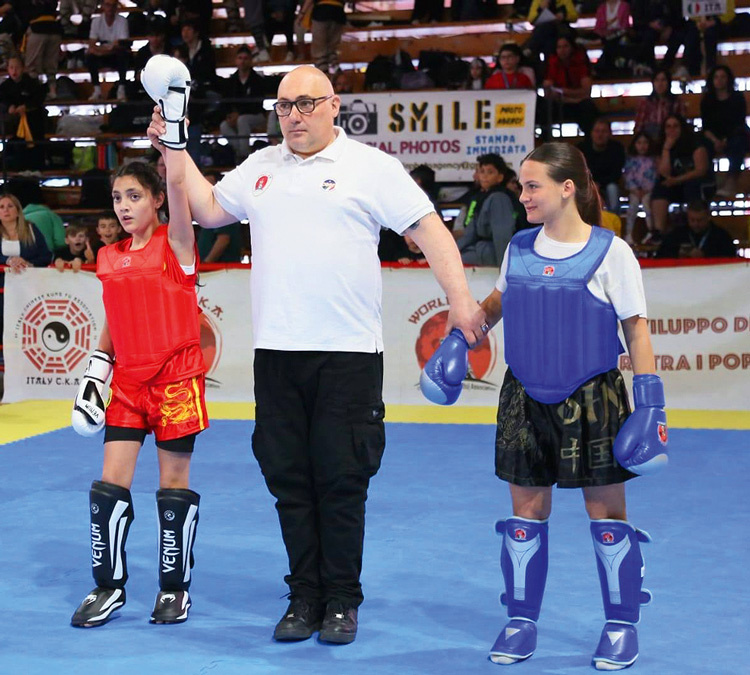 Амина Алиева и испанская спортсменка Эмили Салазар Гранисо