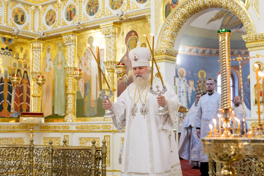    Митрополит Павел возглавил праздничную службу в Сургуте на Яблочный Спас