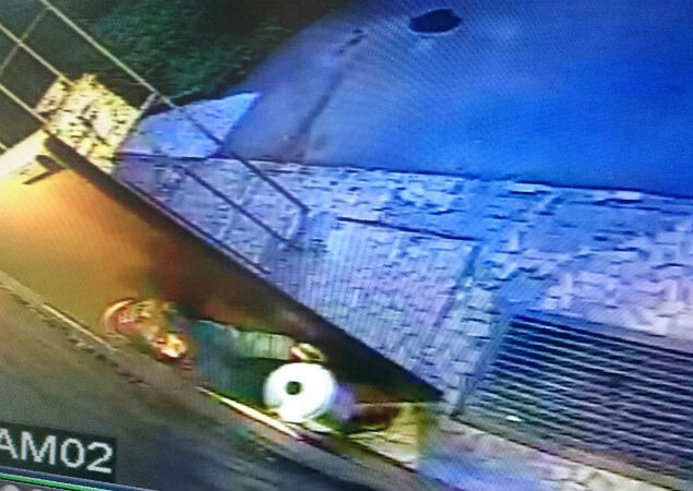 В кастрюльке пенсионерка вынесла голову, которую до сих пор так и не нашли. Фото: камера видеонаблюдения