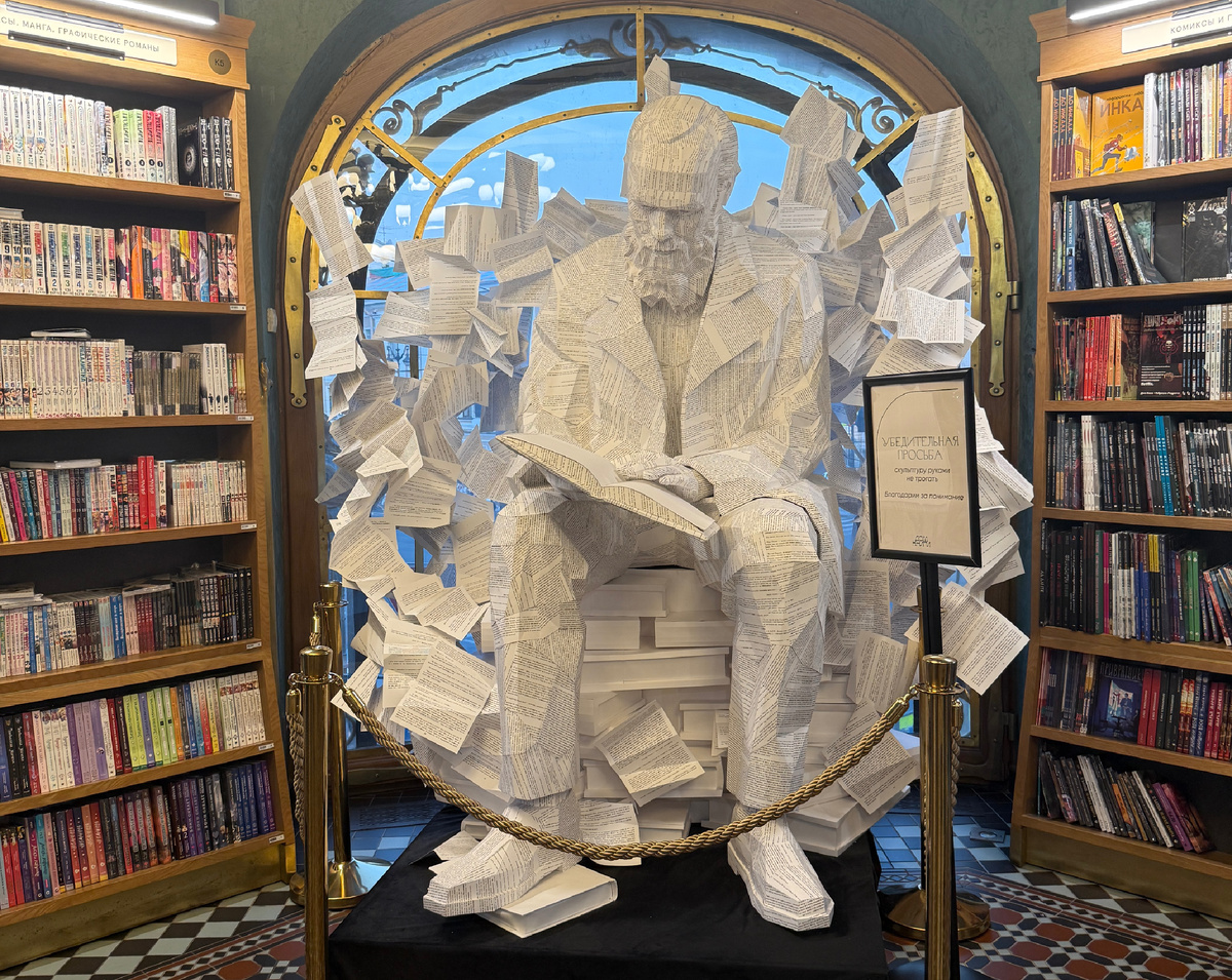 Недавно в "Доме книги" поселился бумажный Достоевский. К сожалению, фото не передает реалистичность фигуры. Даже немного жутковато, когда рядом стоишь. Если долго смотреть, то начинает казаться, что в любую секунду Федор Михайлович встанет или заговорит. Не осмелилась даже посмотреть, что он читает. Решила просто последовать примеру: тоже взяла книгу и села рядом на диванчик, когда еще удастся в такой компании насладиться чтением...🙄