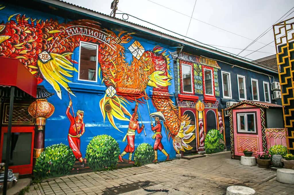 "Миллионка" во Владивостоке - это исторический район, который также называют китайским кварталом (чайна-таун). Он возник как поселение китайских иммигрантов и долгое время считался криминальным и неблагополучным районом, но сейчас это популярное туристическое место с особой атмосферой. В Миллионке есть интересные места, такие как бывший театр-кабаре "Лотос", ресторан "Миллионка", китайский северный театр, а также бетонные барельефы проекта "Обитатели Миллионки"