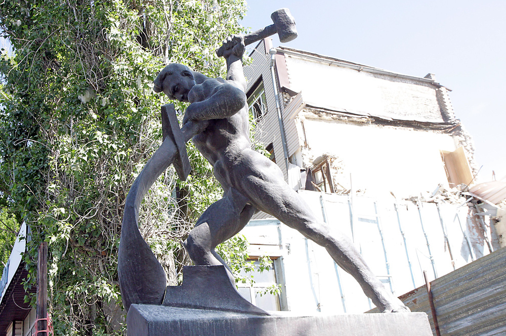    Еще недавно скульптура «Перекуем мечи на орала» стояла в Дзержинском районе Волгограда. Фото: АиФ/ Виктор Яшуков