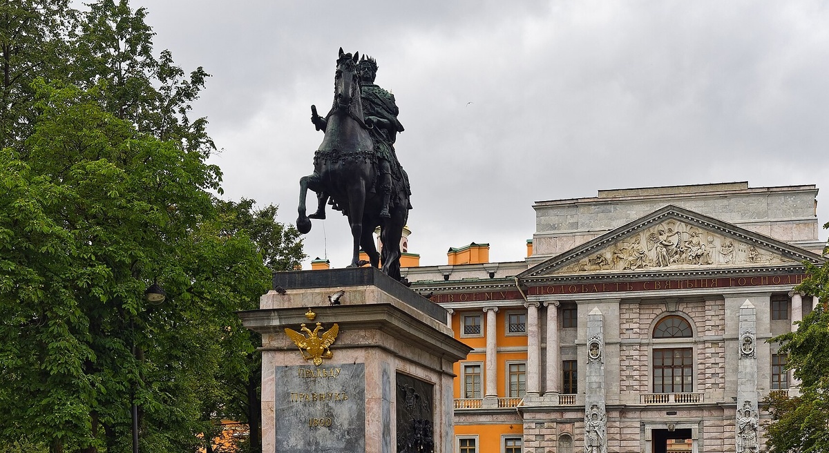 Памятник Петру I перед центральным входом Михайловского замка. Источник изображения: znanierussia
