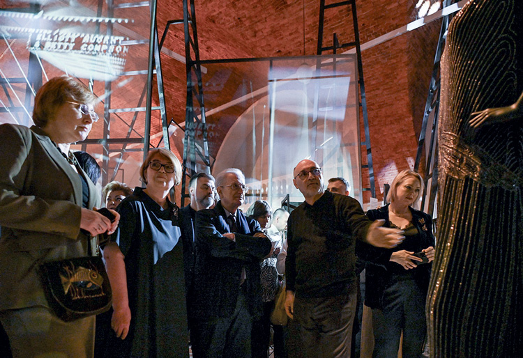 Справа налево: Назим Мустафаев, генеральный директор Государственного Эрмитажа Михаил Пиотровский, куратор выставки Нина Тарасова. Фото: Алексей Бронников / Государственный Эрмитаж