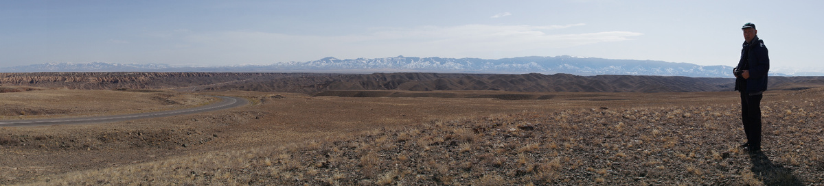 Фотограф Кан Унгу и вид на Тянь-Шаньские горы, Казахстан 2017 г.
