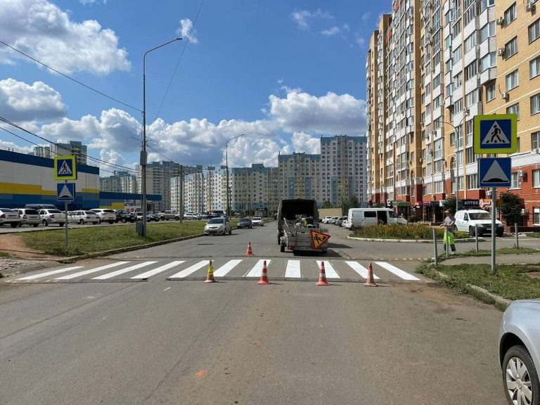    В Оренбурге обустроили пешеходные переходы на улицах Карпова и Высотной Оренбуржье