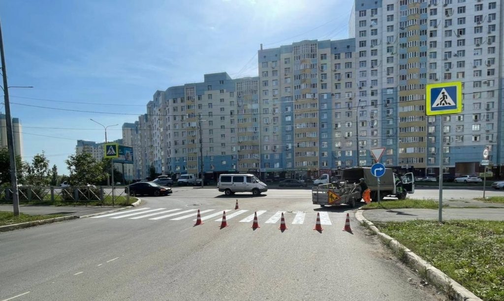    В Оренбурге обустроили пешеходные переходы на улицах Карпова и Высотной Оренбуржье