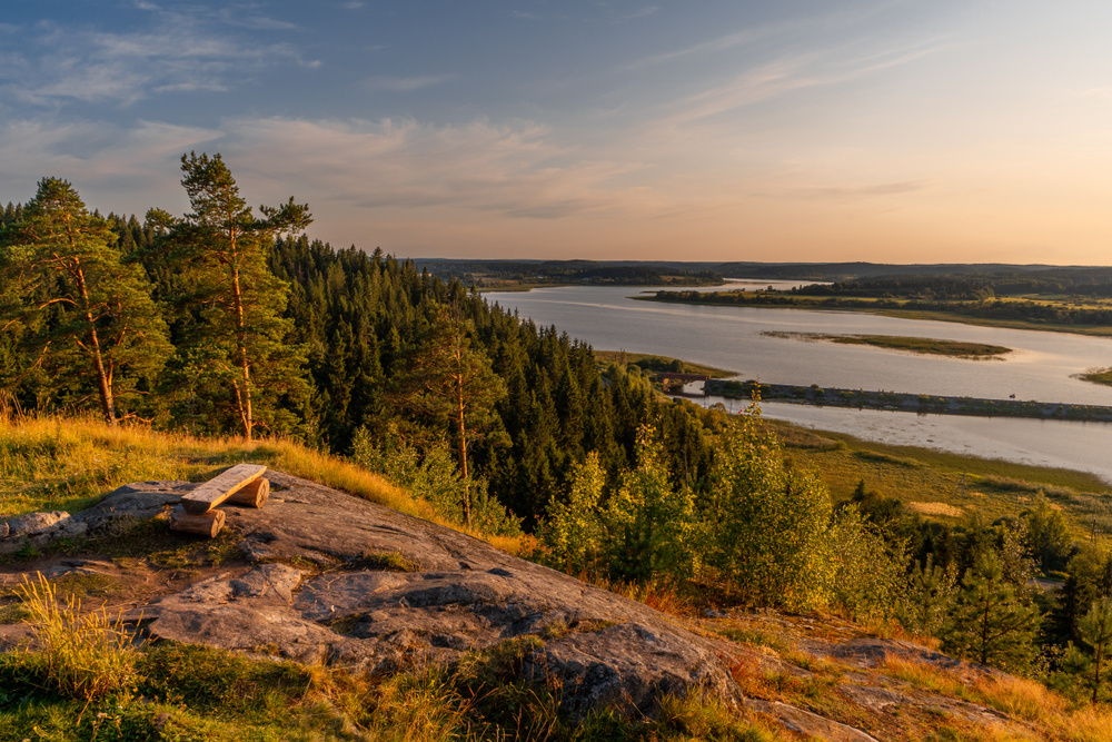 Карельские озёра и леса — именно такие картинки первыми показывал интернет, когда я узнала о переезде.