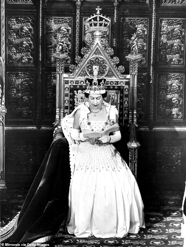 Покойная королева Елизавета II выступает с речью в Палате лордов на церемонии открытия парламента в 1966 году.