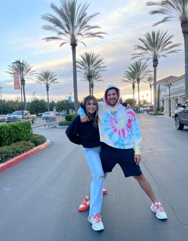 Отношения пары стали рушиться, когда Амиран опубликовал голое фото жены. Источник: Яндекс 