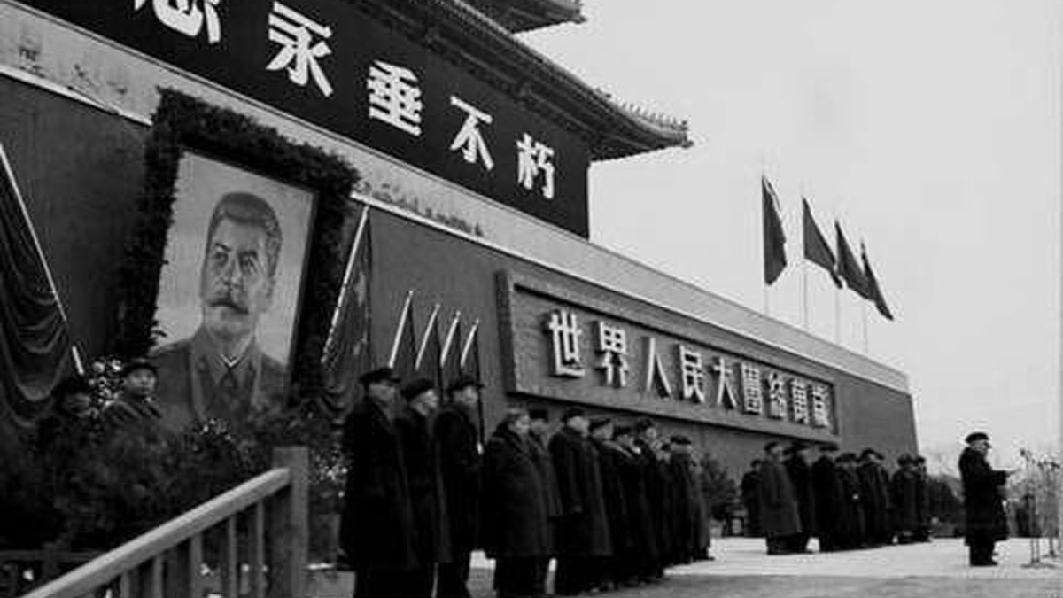На фотографии: прощание с Председателем Совета Министров СССР, Председателем президиума верховного совета СССР, Маршалом и Генералиссимусом Советского Союза Иосифом Виссарионовичем Сталиным на площади Тяньаньмэнь в Пекине. 5 марта 1953 года. Китай. Источник фото: https://aftershock.news/sites/default/files/u14775/ПС%2034.jpg