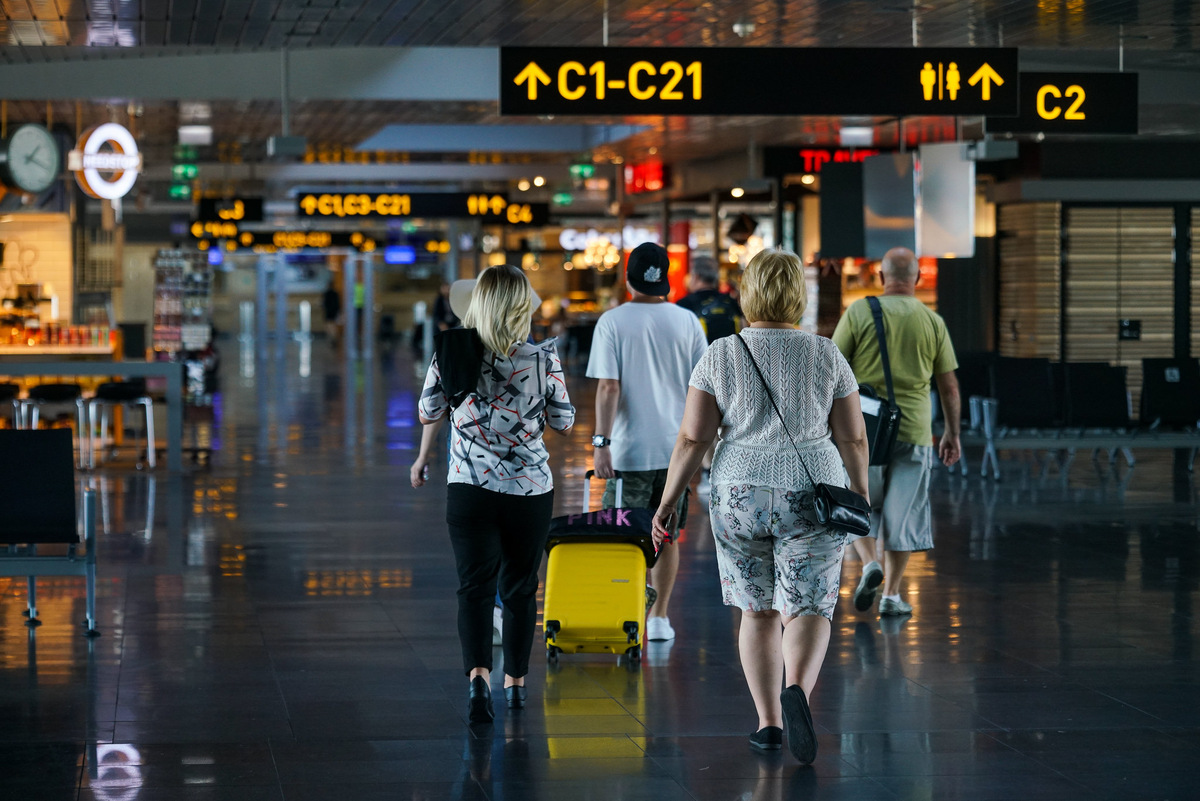 Пассажиры в аэропорту Рига © Sputnik