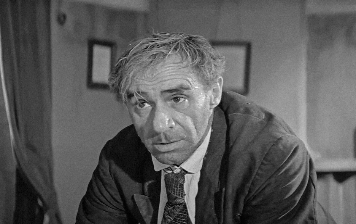 Кадр из двухсерийного фильма «Золотой телёнок», производство киностудии «Мосфильм», Творческое объединение писателей и киноработников, режиссёр Михаил Швейцер, 1968 г.  