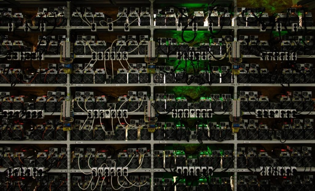    Стеллажи с фермами для майнинга. Алексей Даничев / РИА Новости