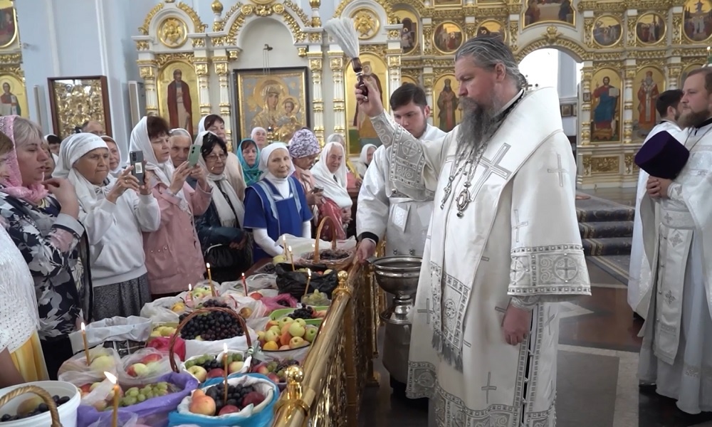 Освящение яблочного урожая в храме источник яндекс картинки