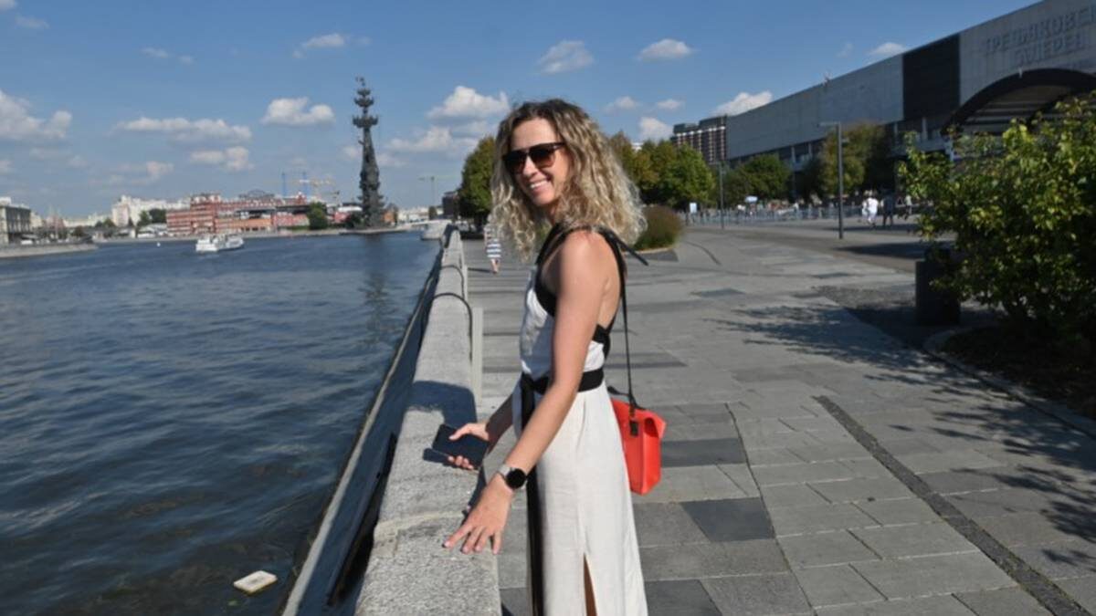    Москвичка Надежда Александрова гуляет по Крымской набережной / Фото: Александр Кочубей / Вечерняя Москва