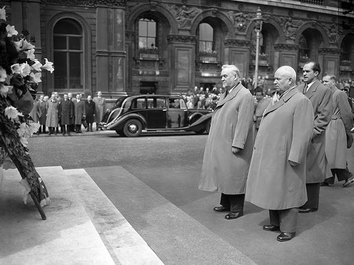 Маршал Николай Булганин и первый секретарь ЦК КПСС Никита Хрущёв у мемориала Кенотаф в Уайтхолле после возложения венка, Лондон, 19 апреля 1956 года.