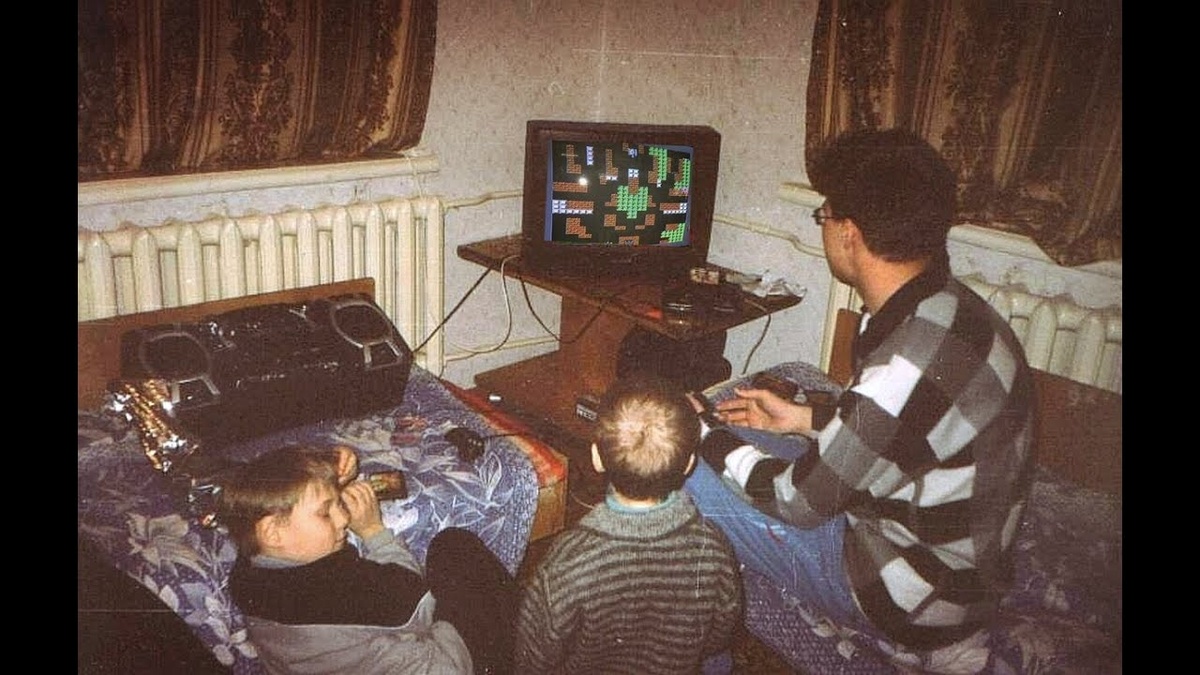 Фото из 90х - семья играет в приставку