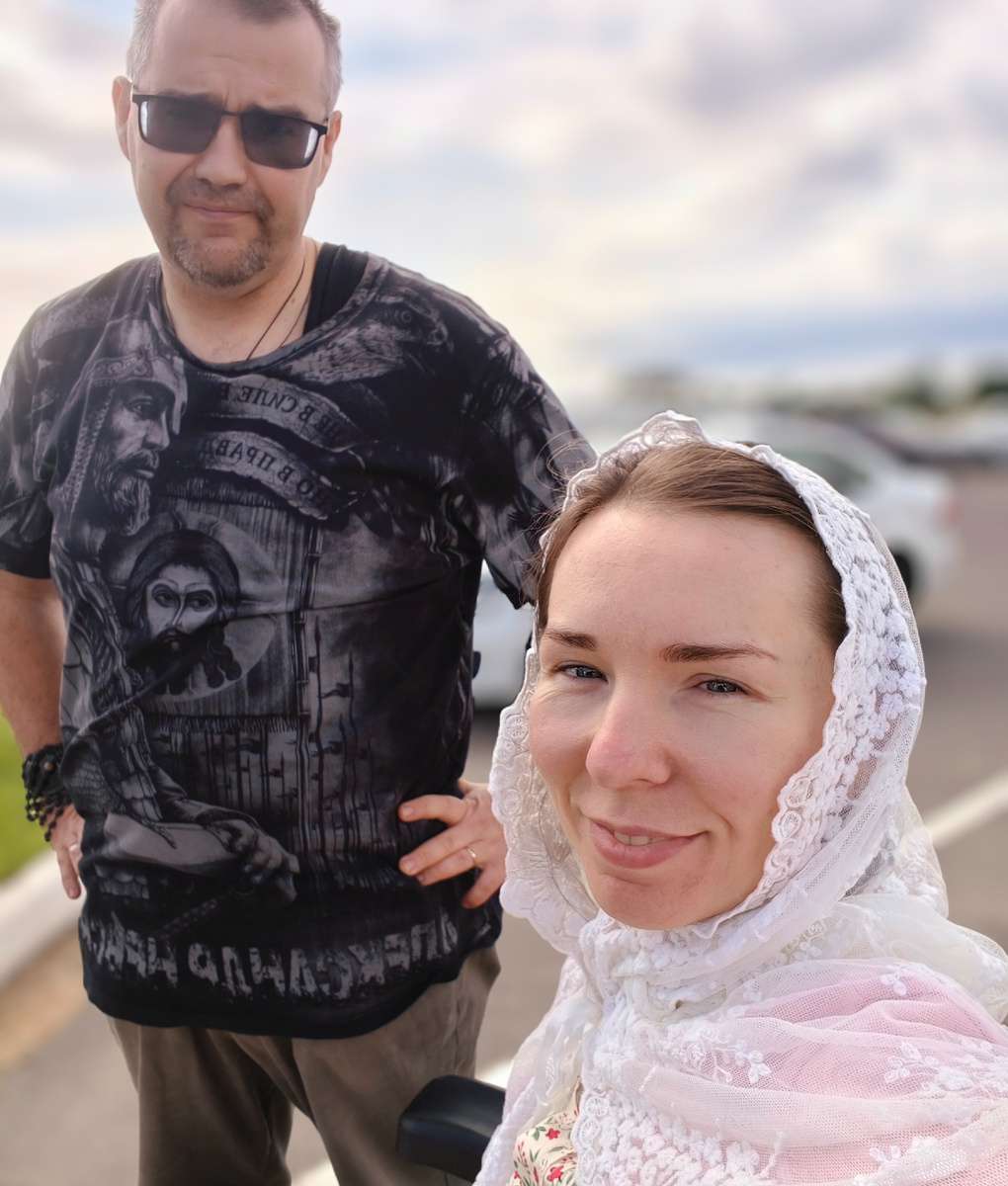 С мужем у монастыря